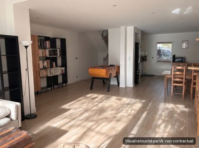 Le même séjour désencombré par la retouche IA, avec la mention « Visuel retouché par IA · non contractuel »